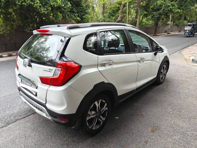 https://images10.gaadi.com/usedcar_image/4512720/original/processed_41b21e1ca89daf0eea36ccd174a920b3.jpg?imwidth=6402