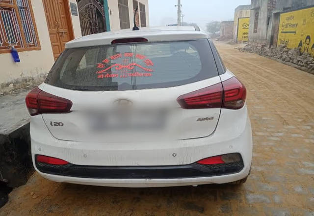 https://images10.gaadi.com/usedcar_image/4512768/original/5db3e904-e672-41de-ac41-24865a4b3d72.?imwidth=6402