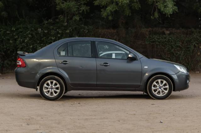 https://images10.gaadi.com/usedcar_image/4512777/original/f4bf00e8e10a56be8535431c0462d9a0.jpg?imwidth=6401