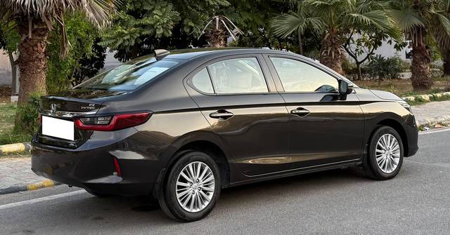 https://images10.gaadi.com/usedcar_image/4512821/original/processed_8ca4e80c9e6e8d9a7b724c409d1a0757.jpeg?imwidth=6402