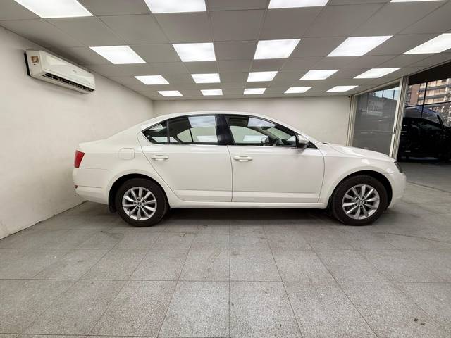 https://images10.gaadi.com/usedcar_image/4512831/original/processed_0832d9ad0e16fae4304f17533dbfdf40.jpg?imwidth=6401