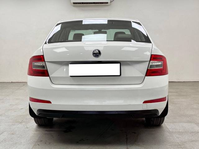 https://images10.gaadi.com/usedcar_image/4512831/original/processed_db438bd6d5e7b5ec923898879ed41357.jpg?imwidth=6402