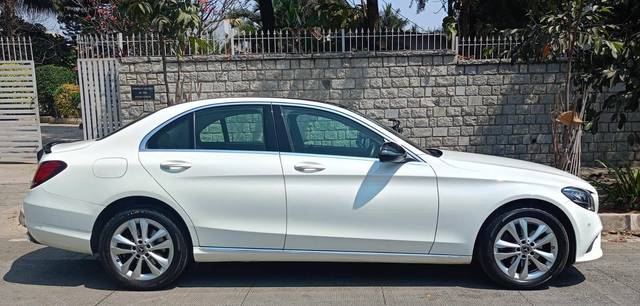 https://images10.gaadi.com/usedcar_image/4512847/original/processed_7eb98321fa7e0eab2dd5c3bcdf27fb4e.jpeg?imwidth=6401