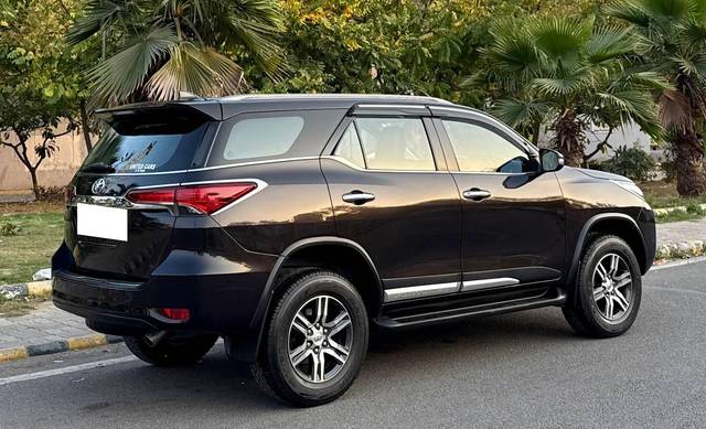 https://images10.gaadi.com/usedcar_image/4512854/original/processed_15d619c93911a83c166d6463ce7d8f10.jpeg?imwidth=6402