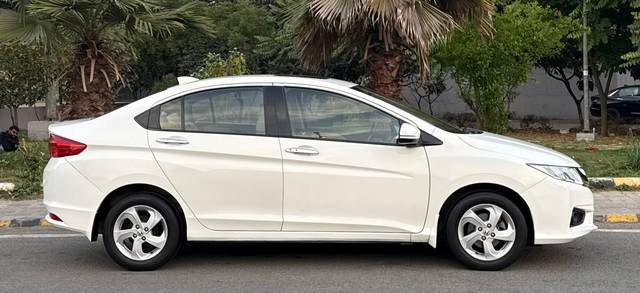 https://images10.gaadi.com/usedcar_image/4512868/original/4dbfe59b9feceb57e24f432b78119cbc.jpeg?imwidth=6401
