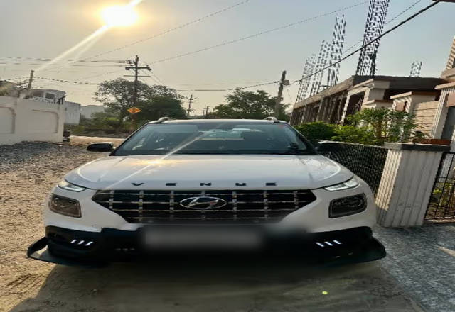 https://images10.gaadi.com/usedcar_image/4512875/original/b18389be-834e-4e6d-a020-29c10ba889f8.?imwidth=6400