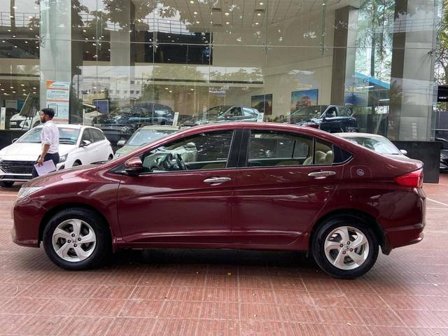 https://images10.gaadi.com/usedcar_image/4512876/original/processed_b083fcd3586c8ce8455c181799c87def.jpg?imwidth=6402