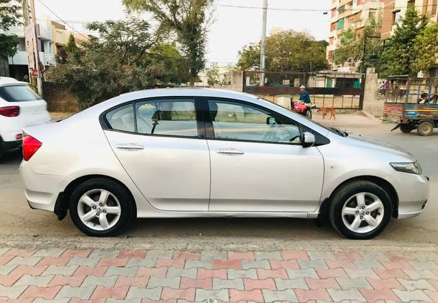 https://images10.gaadi.com/usedcar_image/4512885/original/2ce46217cc9026e4be5ade879cb9abf3.jpg?imwidth=6401