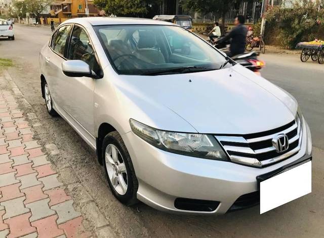 https://images10.gaadi.com/usedcar_image/4512885/original/processed_ad2ed9592926caa4cc31f8611f36e969.jpg?imwidth=6400