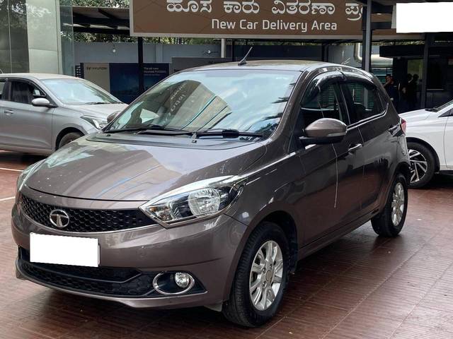 https://images10.gaadi.com/usedcar_image/4512886/original/processed_a7eb80bd24389fde0a70f95b758dd6c8.jpg?imwidth=6400