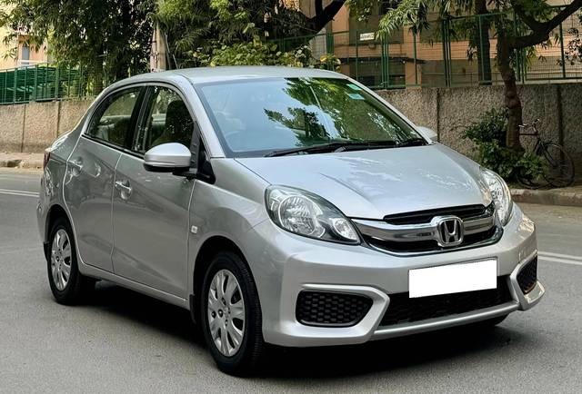 https://images10.gaadi.com/usedcar_image/4512900/original/processed_88f0b9e70f8b391181fa49f18ec2b7f3.jpeg?imwidth=6400