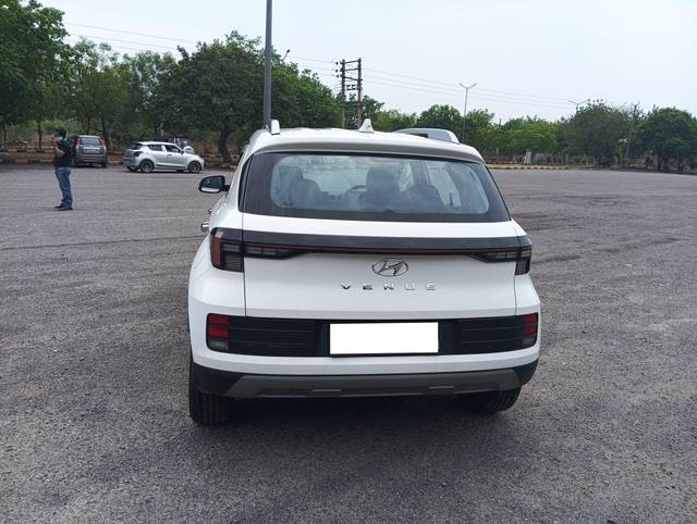 https://images10.gaadi.com/usedcar_image/4512901/original/processed_e4715e96802556f0614646485fde5d0a.jpg?imwidth=6402