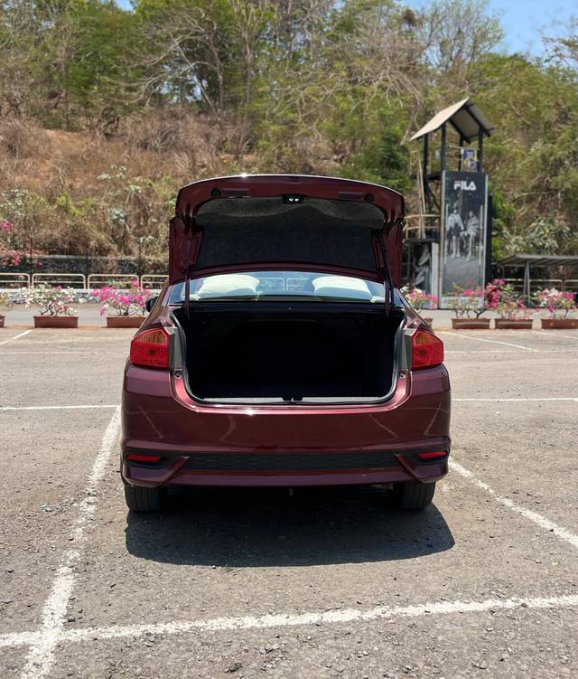 https://images10.gaadi.com/usedcar_image/4512977/original/processed_fad6861a2716c367560fc11e4ee807ef.jpeg?imwidth=6402
