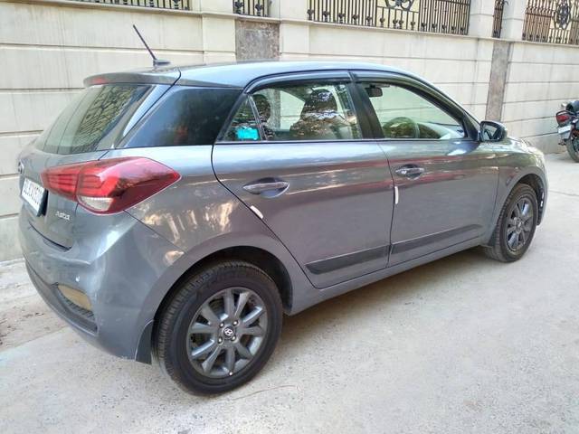 https://images10.gaadi.com/usedcar_image/4513003/original/processed_01c35fbb2d6b27c6daa2a887f4612ecc.jpg?imwidth=6402