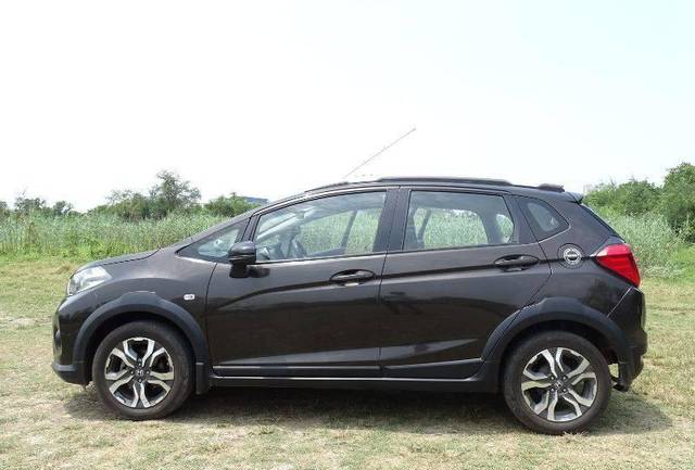 https://images10.gaadi.com/usedcar_image/4513021/original/processed_c44a156f1f35aca96b15674efa45f62d.jpeg?imwidth=6402