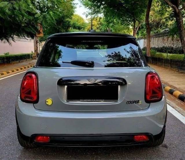 https://images10.gaadi.com/usedcar_image/4513044/original/processed_31a02a7da7a72a9f568cd6f3e368a1d6.jpeg?imwidth=6401