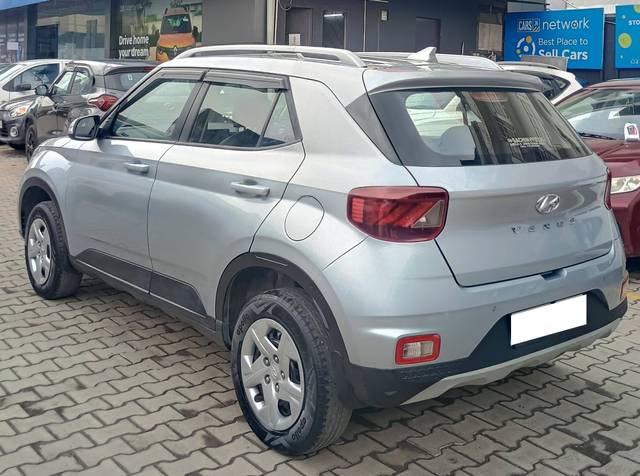 https://images10.gaadi.com/usedcar_image/4513045/original/processed_08897e6d033d994fcb9ff59d3e8a2f11.jpg?imwidth=6402