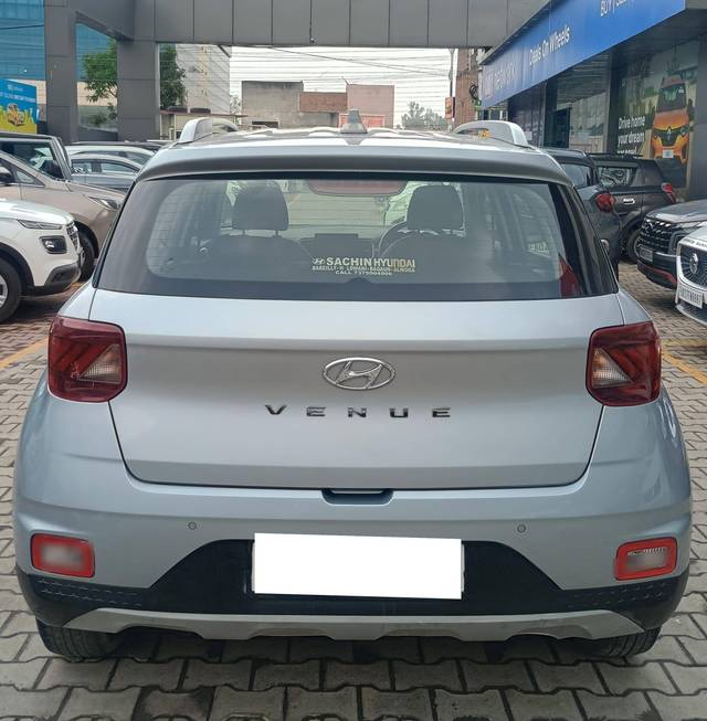 https://images10.gaadi.com/usedcar_image/4513045/original/processed_8bc7524989fa925397240b8ad9602036.jpg?imwidth=6401