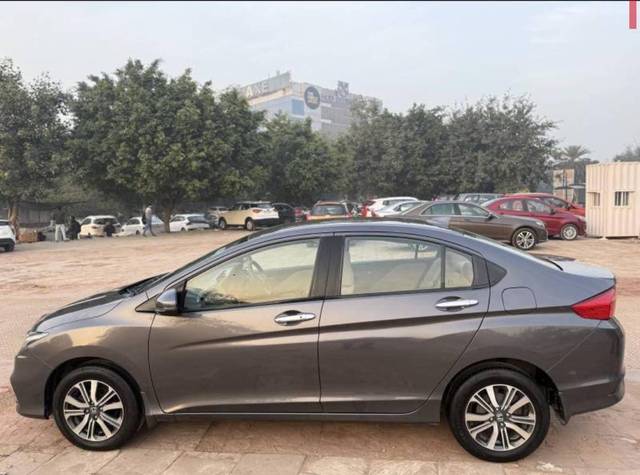 https://images10.gaadi.com/usedcar_image/4513125/original/processed_4b0defdc3662c2dd26691de86a4a6dc6.jpg?imwidth=6402
