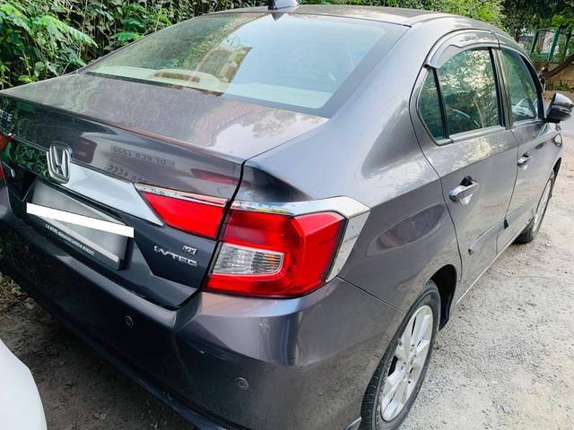 https://images10.gaadi.com/usedcar_image/4513133/original/processed_bd07ca3f42df76c197a2aaf304a03539.jpg?imwidth=6402