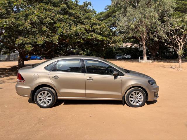 https://images10.gaadi.com/usedcar_image/4513270/original/bc7ba212ff561b536f2a2489e69f67db.jpg?imwidth=6401