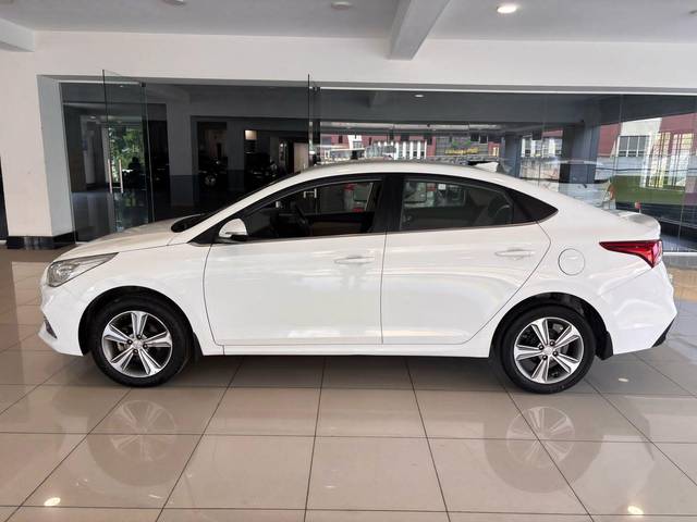 https://images10.gaadi.com/usedcar_image/4513290/original/processed_84a9c3a5a47a1fbec11fd8215f5ed013.jpg?imwidth=6402