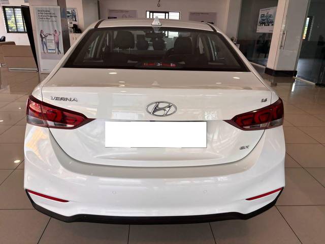 https://images10.gaadi.com/usedcar_image/4513290/original/processed_dc826a270fc2c228f7797a2605b0ad87.jpg?imwidth=6401
