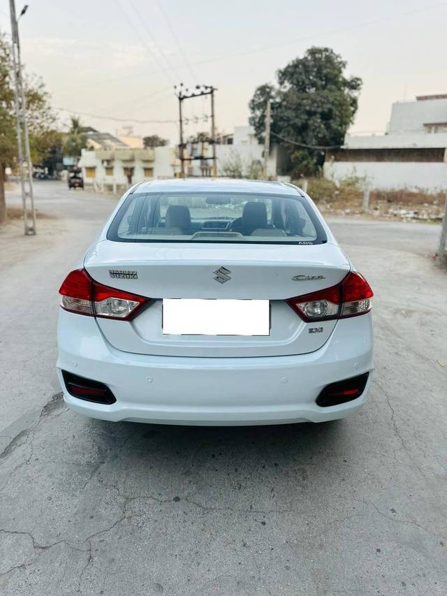 https://images10.gaadi.com/usedcar_image/4513303/original/processed_d6bf41d36b5ed4609fc7b8711d82e5cc.jpg?imwidth=6402