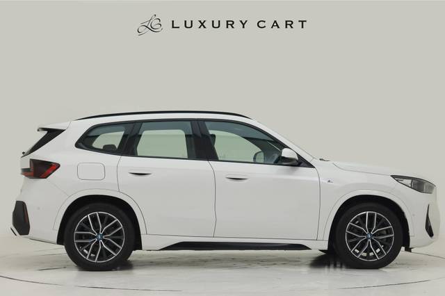 https://images10.gaadi.com/usedcar_image/4513351/original/processed_d93415ec6ce53e03df0df861df3d2490.jpg?imwidth=6401