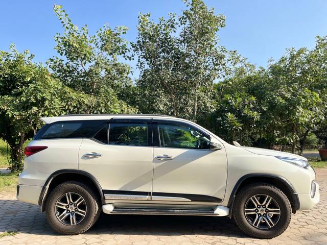 https://images10.gaadi.com/usedcar_image/4513353/original/processed_421f6242562236cd140cefc4890171b6.jpg?imwidth=6401