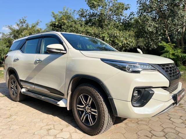 https://images10.gaadi.com/usedcar_image/4513353/original/processed_8360ab517413d2f207ff0ad7d14b8c82.jpg?imwidth=6400