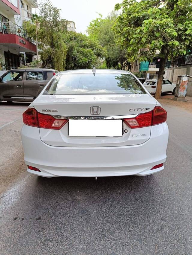 https://images10.gaadi.com/usedcar_image/4513365/original/processed_dfb85eee9422301707c20afdd4180a97.jpeg?imwidth=6402