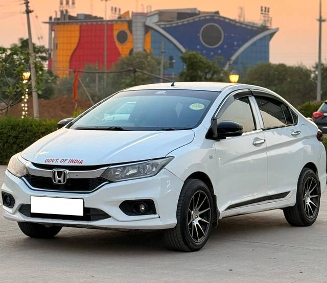 https://images10.gaadi.com/usedcar_image/4513388/original/processed_624a9c6d96023a017ae03f25f58c9cd7.jpg?imwidth=6402