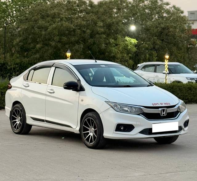 https://images10.gaadi.com/usedcar_image/4513388/original/processed_b29b9b9c4382d9c982764b07f6c40172.jpg?imwidth=6400