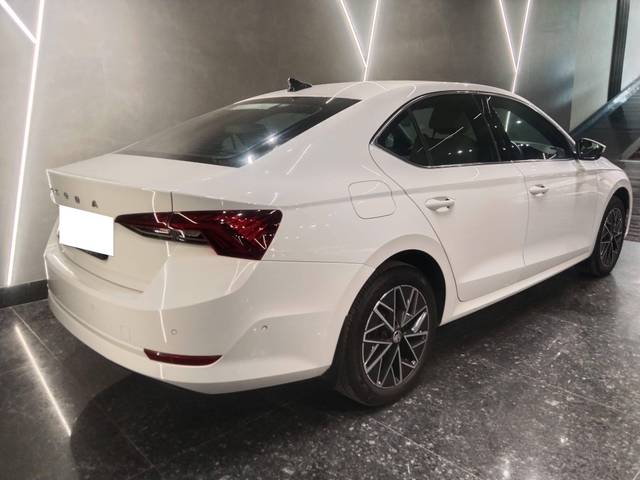 https://images10.gaadi.com/usedcar_image/4513391/original/processed_f91491cae74ee338de9b71bed9ce9808.jpg?imwidth=6402