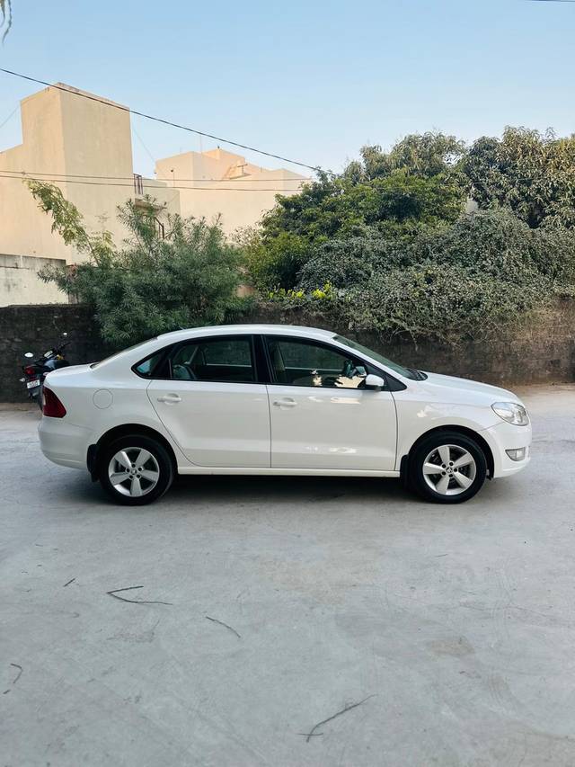 https://images10.gaadi.com/usedcar_image/4513396/original/da09fd55ba58dadb497b10cd3f955da8.jpg?imwidth=6401