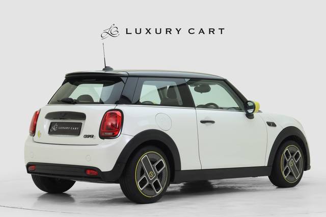 https://images10.gaadi.com/usedcar_image/4513402/original/processed_29d011beb9a5f532ca919440b19d21e4.jpg?imwidth=6402