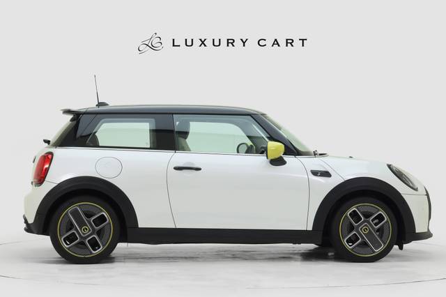 https://images10.gaadi.com/usedcar_image/4513402/original/processed_3e1107c1ab57a7afee28a4b18dadac2a.jpg?imwidth=6401