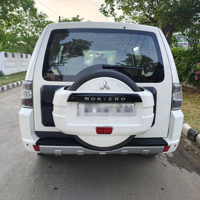 https://images10.gaadi.com/usedcar_image/4513441/original/processed_48df8a5e3e8b6c46636a3df788505929.jpg?imwidth=6401