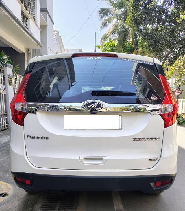 https://images10.gaadi.com/usedcar_image/4513447/original/processed_146246f0eb43aa1d333e24115da19f56.jpg?imwidth=6401
