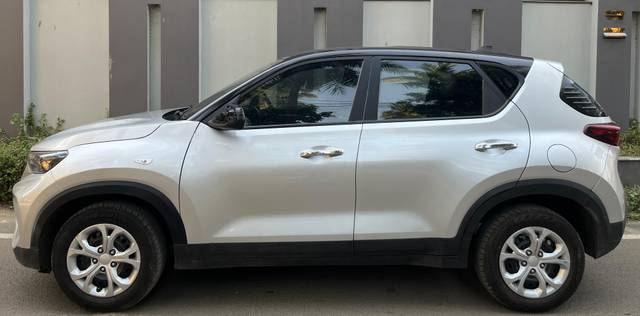 https://images10.gaadi.com/usedcar_image/4513463/original/66ad03cb07194f2d855ea065e44b5b81.jpg?imwidth=6402
