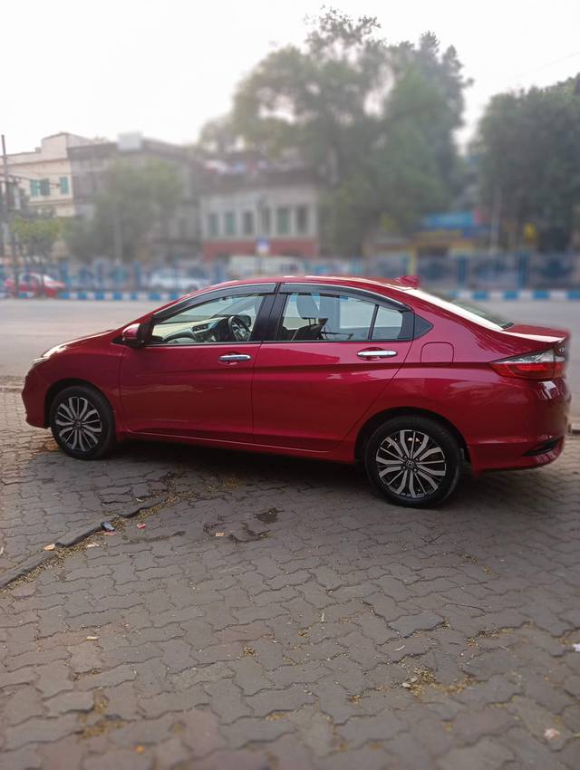 https://images10.gaadi.com/usedcar_image/4513498/original/3003fa552935d66088c4a7559cbfed04.jpg?imwidth=6402