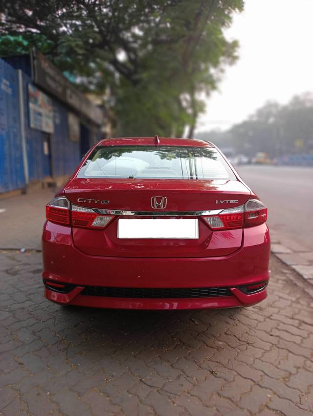 https://images10.gaadi.com/usedcar_image/4513498/original/processed_9fadffecb3e71acf04e78dda3edec4ec.jpg?imwidth=6401