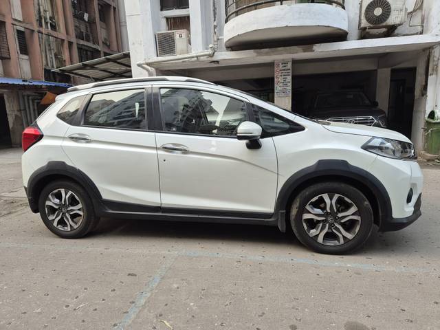 https://images10.gaadi.com/usedcar_image/4513514/original/processed_7f97c4ccab54f9587972e7db3e253687.jpg?imwidth=6401