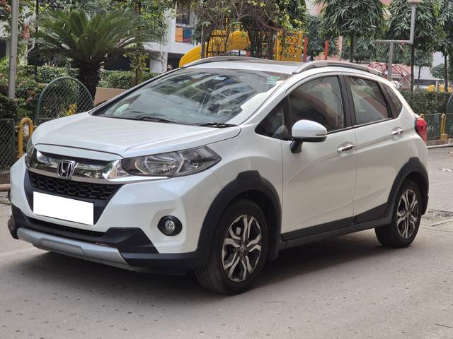 https://images10.gaadi.com/usedcar_image/4513514/original/processed_9855b50ec1c29e72a9c47d12b516b1b3.jpg?imwidth=6400