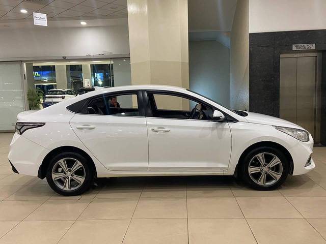 https://images10.gaadi.com/usedcar_image/4513576/original/processed_19b1d4ff860dfb7520bb31ef31a1a59c.jpg?imwidth=6401