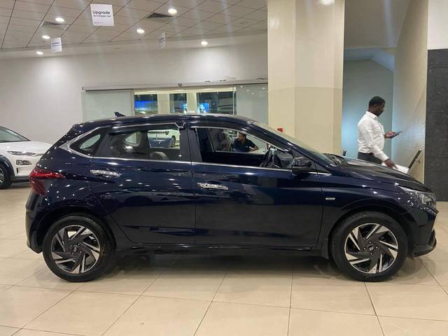 https://images10.gaadi.com/usedcar_image/4513577/original/processed_8c0f9ef85dbea0a704e200b935d455bc.jpg?imwidth=6401