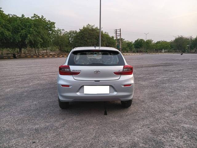 https://images10.gaadi.com/usedcar_image/4513579/original/processed_4fc822444942296d4c667e479f1bd2e2.jpg?imwidth=6402