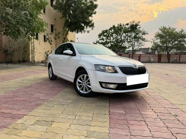 https://images10.gaadi.com/usedcar_image/4513580/original/processed_b57fa51525175ed2a31bbc309ada99b3.jpg?imwidth=6400