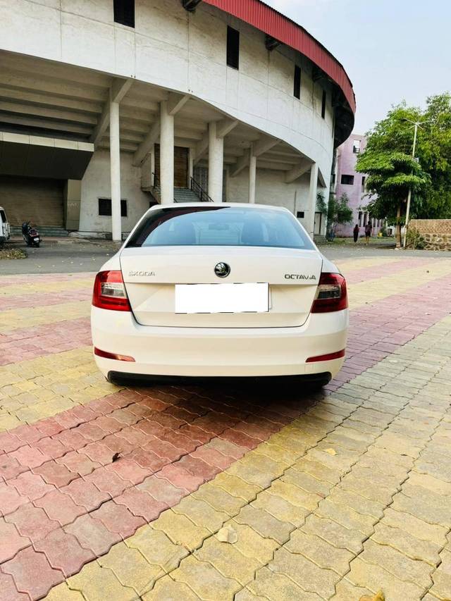 https://images10.gaadi.com/usedcar_image/4513580/original/processed_dbadcbd1276961ec3021b4e7a2534b24.jpg?imwidth=6401